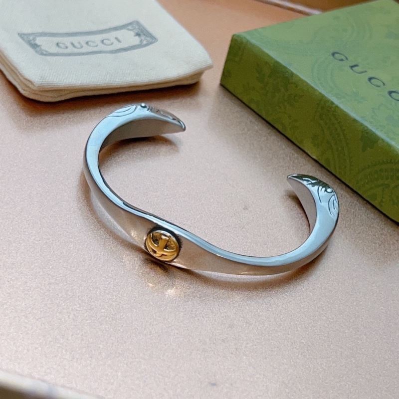 G*u*i bracelets
